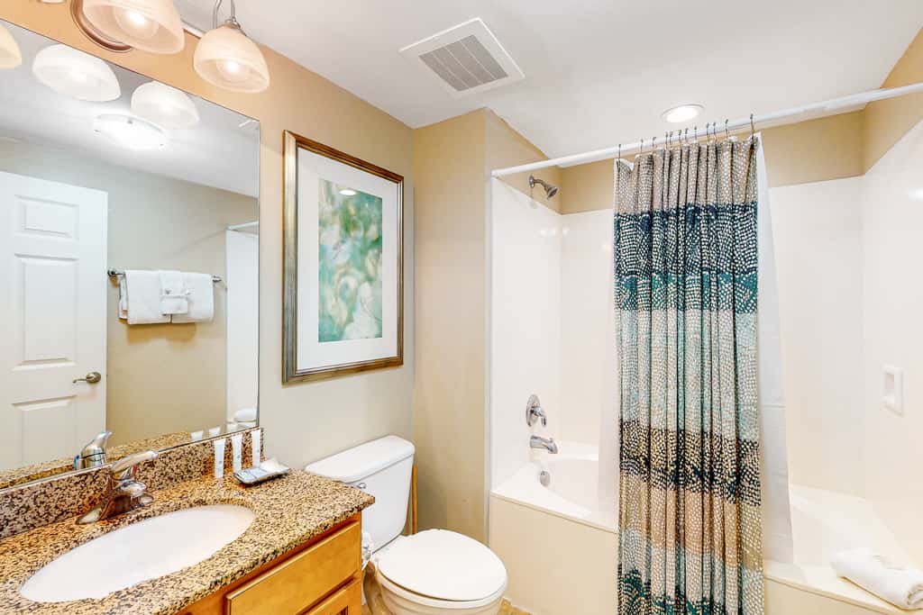 Resort condo with balcony, shared pool, hot tub, gym, tennis, WiFi, and AC