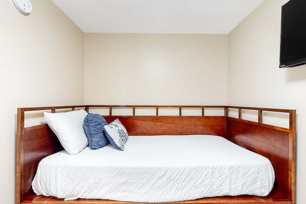 Resort condo with balcony, shared pool, hot tub, gym, tennis, WiFi, and AC