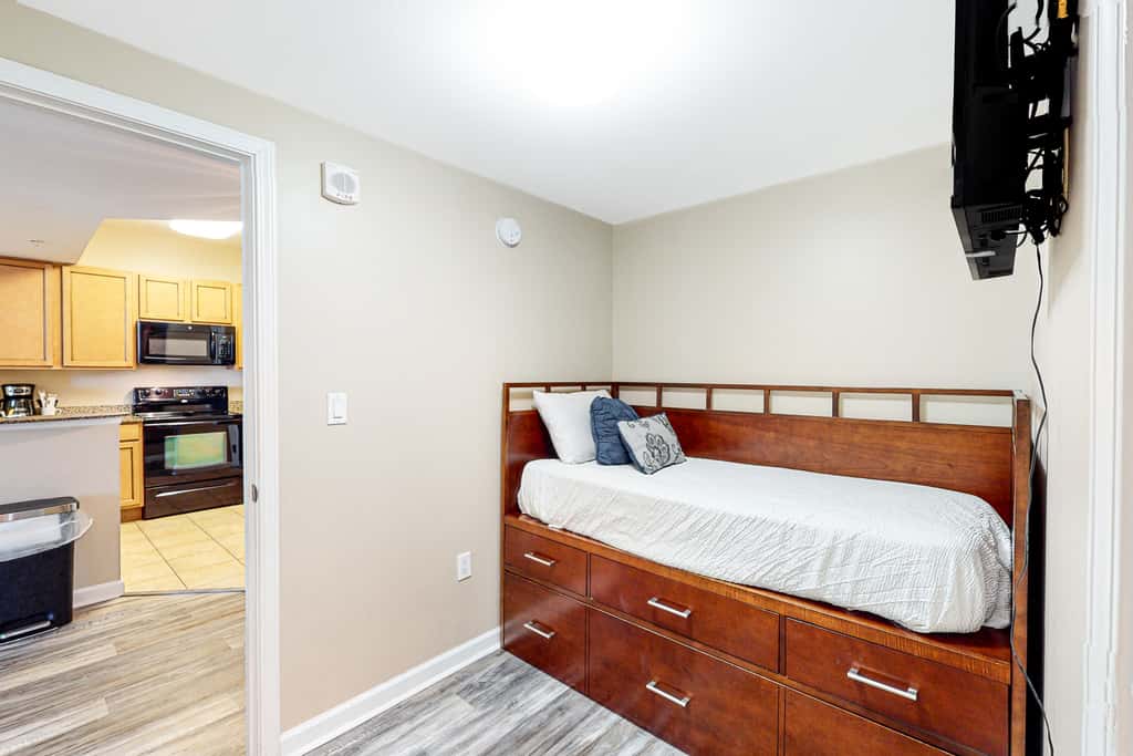 Resort condo with balcony, shared pool, hot tub, gym, tennis, WiFi, and AC