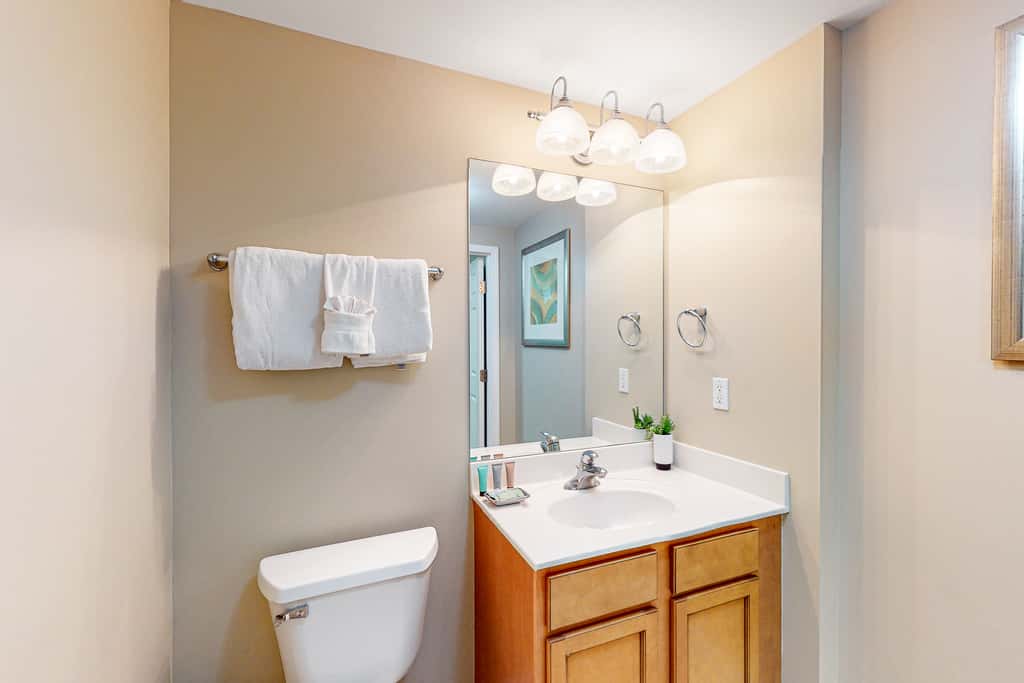 Resort condo with balcony, shared pool, hot tub, gym, tennis, WiFi, and AC