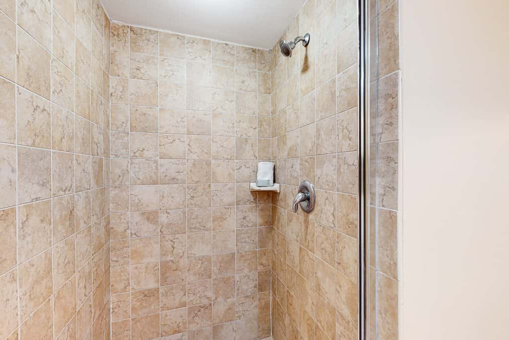 Resort condo with balcony, shared pool, hot tub, gym, tennis, WiFi, and AC