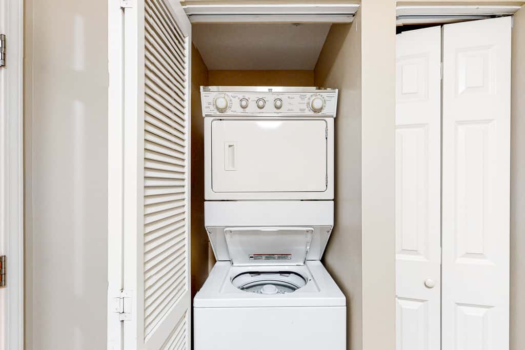 Resort condo with balcony, shared pool, hot tub, gym, tennis, WiFi, and AC