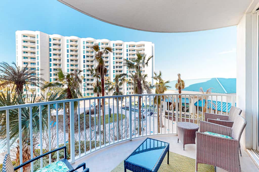 Resort condo with balcony, shared pool, hot tub, gym, tennis, WiFi, and AC