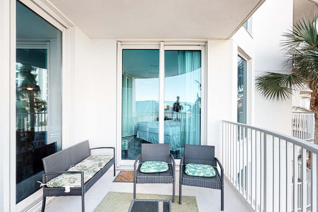 Resort condo with balcony, shared pool, hot tub, gym, tennis, WiFi, and AC