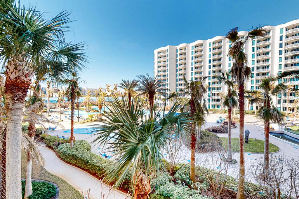 Resort condo with balcony, shared pool, hot tub, gym, tennis, WiFi, and AC