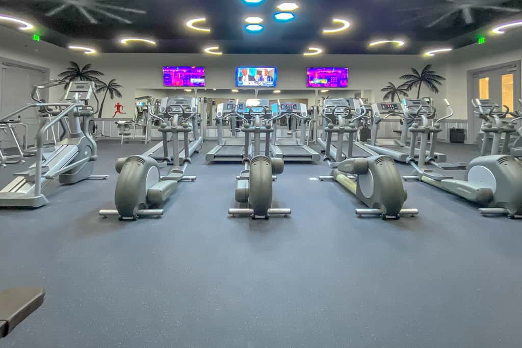 Resort condo with balcony, shared pool, hot tub, gym, tennis, WiFi, and AC