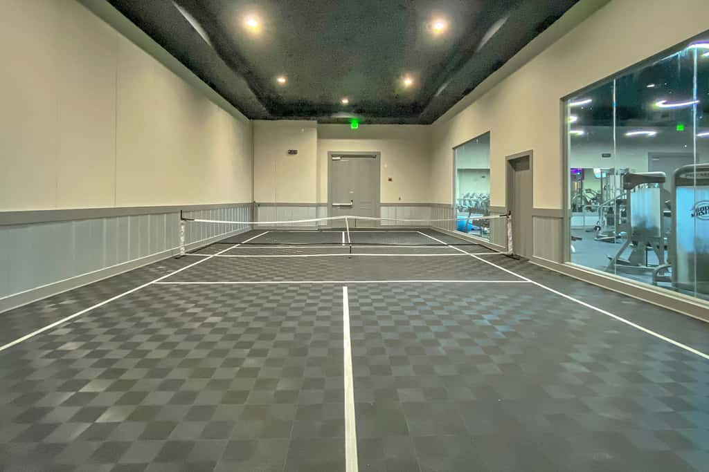 Resort condo with balcony, shared pool, hot tub, gym, tennis, WiFi, and AC