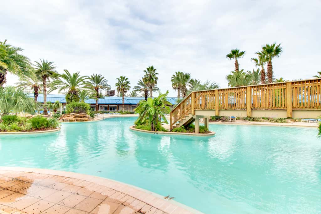 Resort condo with balcony, shared pool, hot tub, gym, tennis, WiFi, and AC