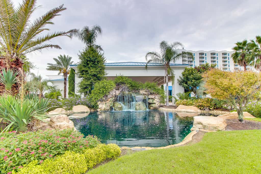 Resort condo with balcony, shared pool, hot tub, gym, tennis, WiFi, and AC
