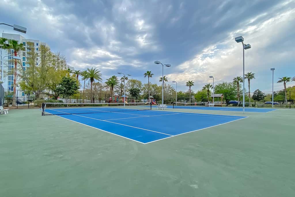 Resort condo with balcony, shared pool, hot tub, gym, tennis, WiFi, and AC