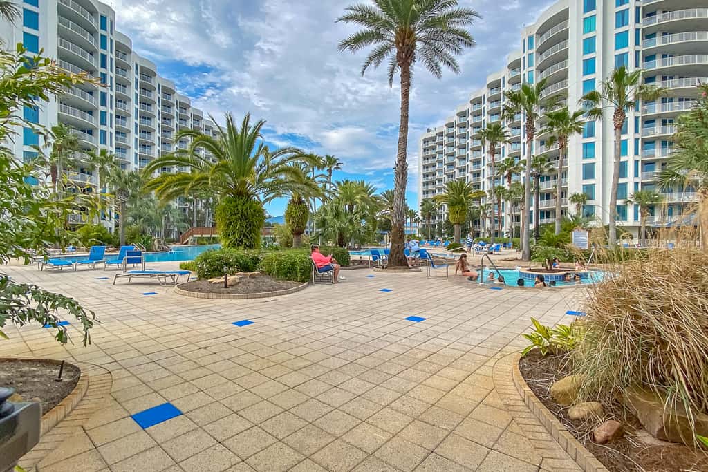 Resort condo with balcony, shared pool, hot tub, gym, tennis, WiFi, and AC