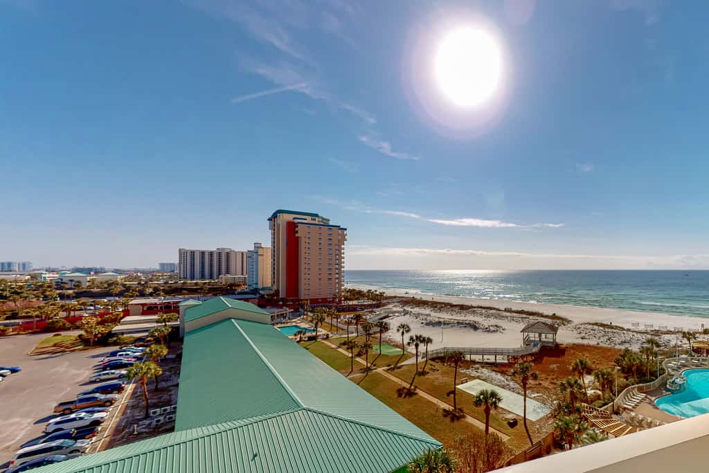 8th-floor condo with balcony, ocean view, W&D, pools & hot tub