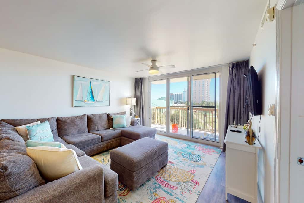 3rd-floor, Gulf-view condo at beachfront resort with pools, hot tub & two gyms