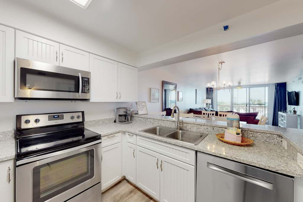 3rd-floor, Gulf-view condo at beachfront resort with pools, hot tub & two gyms