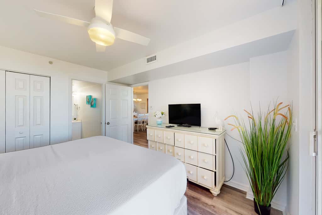 3rd-floor, Gulf-view condo at beachfront resort with pools, hot tub & two gyms