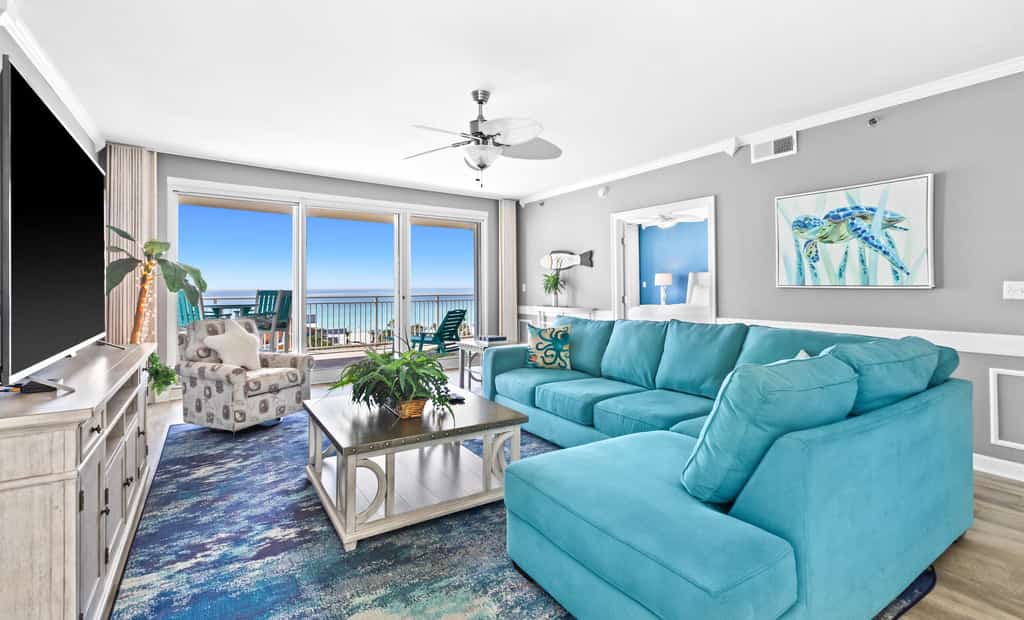 Stylish beach condo with gulf views, shared pool, gym & WiFi - walk to the beach