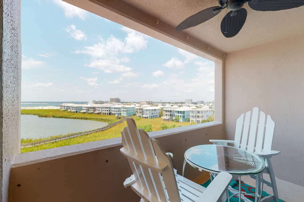 Fifth-floor, Gulf view condo with a washer&dryer, pool, tennis, & fitness room
