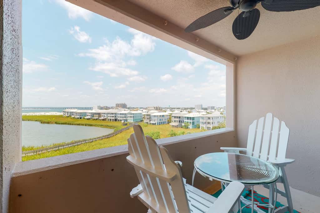 Fifth-floor, Gulf view condo with a washer&dryer, pool, tennis, & fitness room