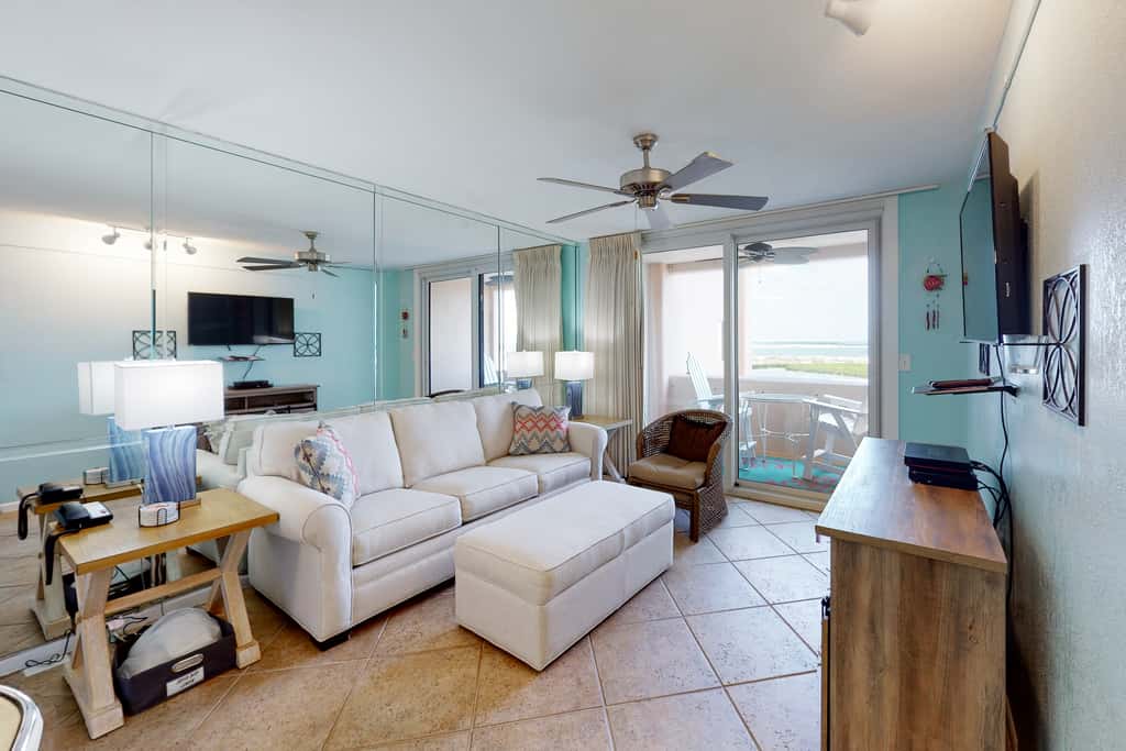 Fifth-floor, Gulf view condo with a washer&dryer, pool, tennis, & fitness room