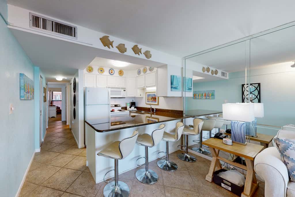 Fifth-floor, Gulf view condo with a washer&dryer, pool, tennis, & fitness room