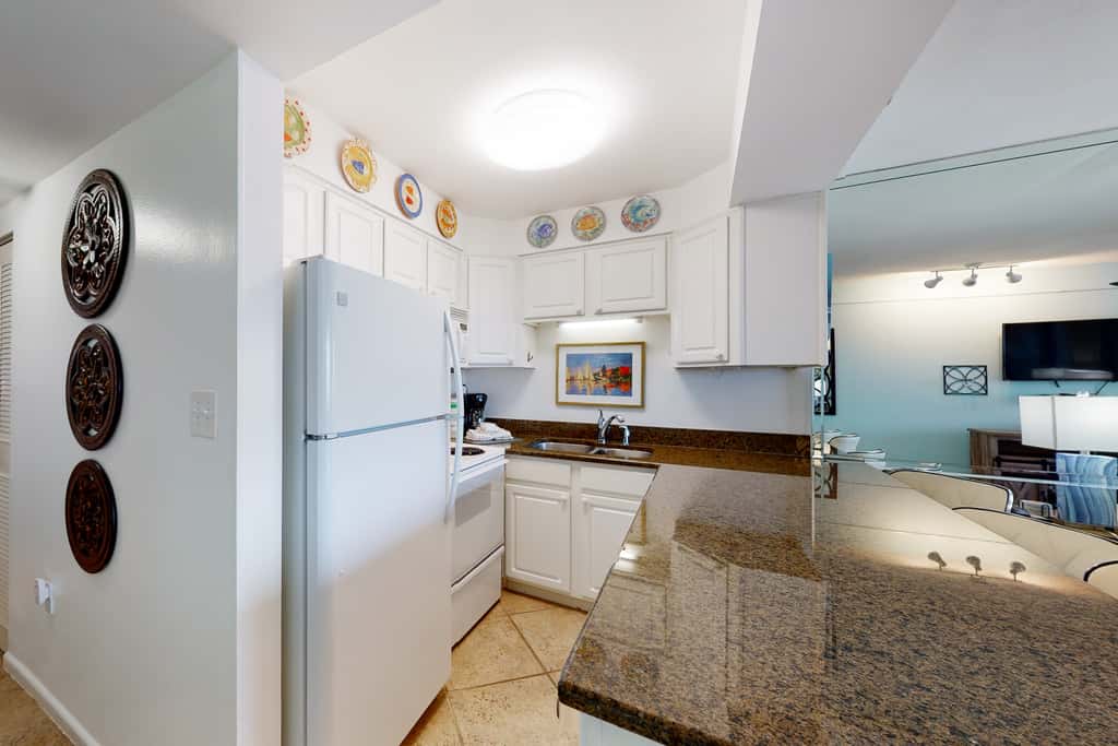 Fifth-floor, Gulf view condo with a washer&dryer, pool, tennis, & fitness room