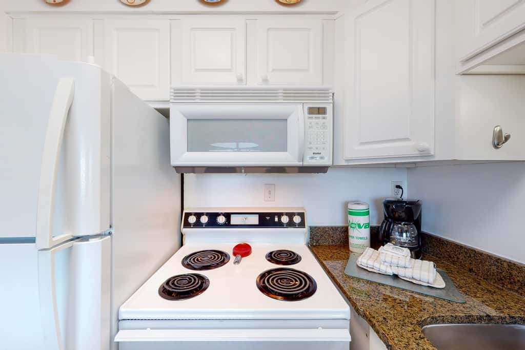 Fifth-floor, Gulf view condo with a washer&dryer, pool, tennis, & fitness room
