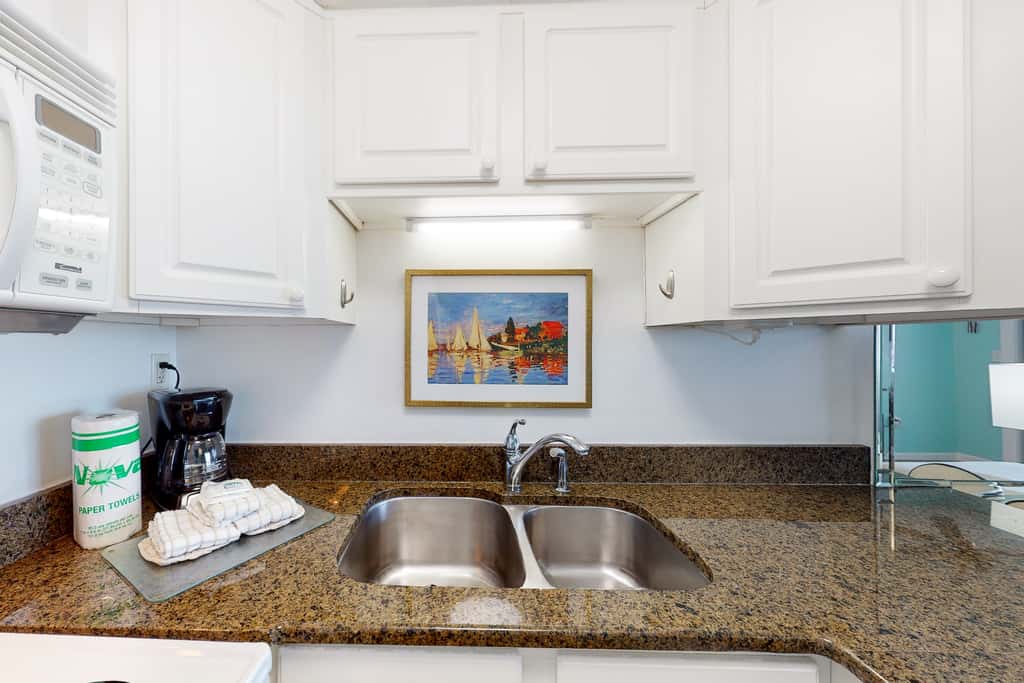 Fifth-floor, Gulf view condo with a washer&dryer, pool, tennis, & fitness room