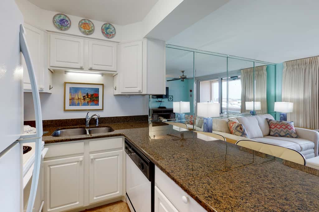 Fifth-floor, Gulf view condo with a washer&dryer, pool, tennis, & fitness room