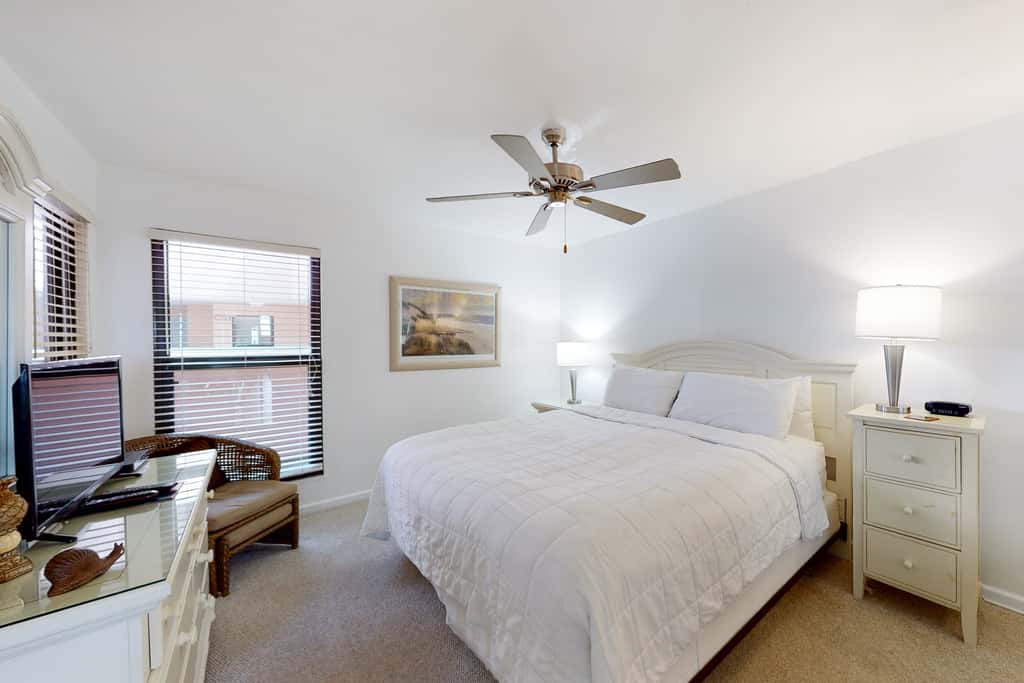 Fifth-floor, Gulf view condo with a washer&dryer, pool, tennis, & fitness room