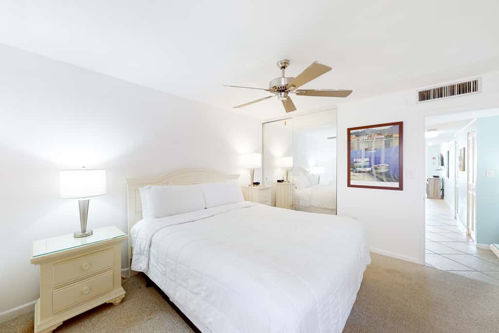 Fifth-floor, Gulf view condo with a washer&dryer, pool, tennis, & fitness room