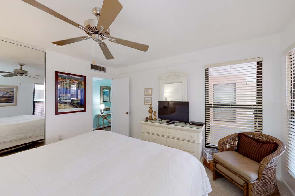 Fifth-floor, Gulf view condo with a washer&dryer, pool, tennis, & fitness room