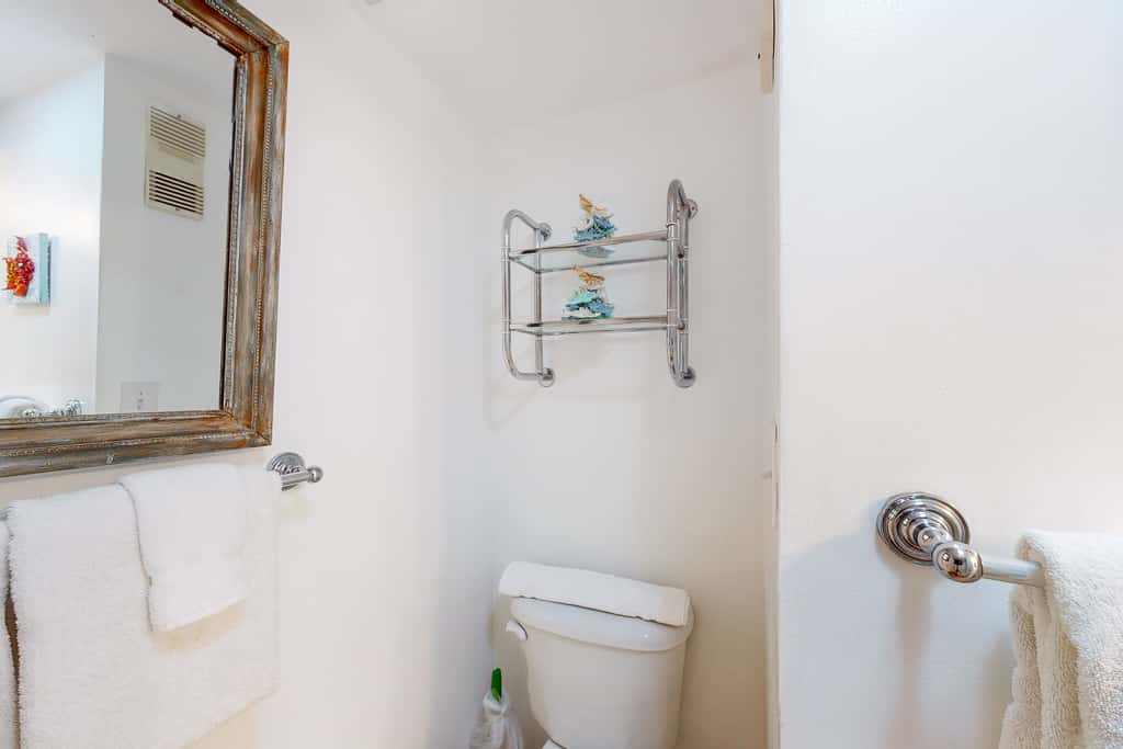 Fifth-floor, Gulf view condo with a washer&dryer, pool, tennis, & fitness room