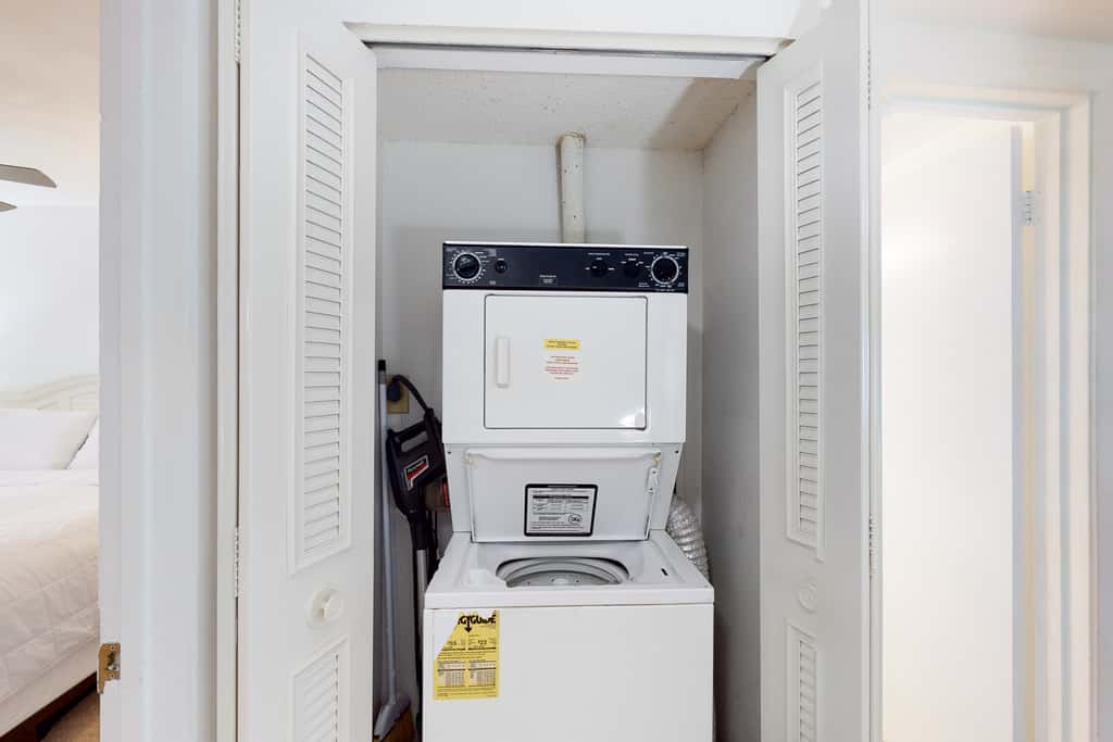 Fifth-floor, Gulf view condo with a washer&dryer, pool, tennis, & fitness room
