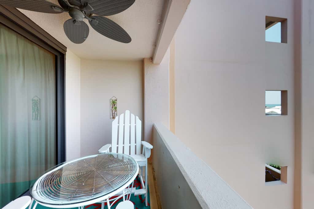 Fifth-floor, Gulf view condo with a washer&dryer, pool, tennis, & fitness room