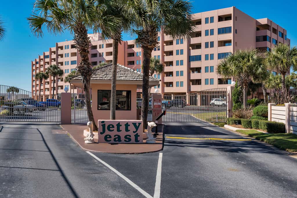 Fifth-floor, Gulf view condo with a washer&dryer, pool, tennis, & fitness room