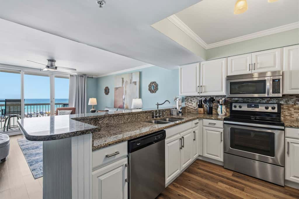 Gulf-front condo with balcony, beach access, pool & hot tub