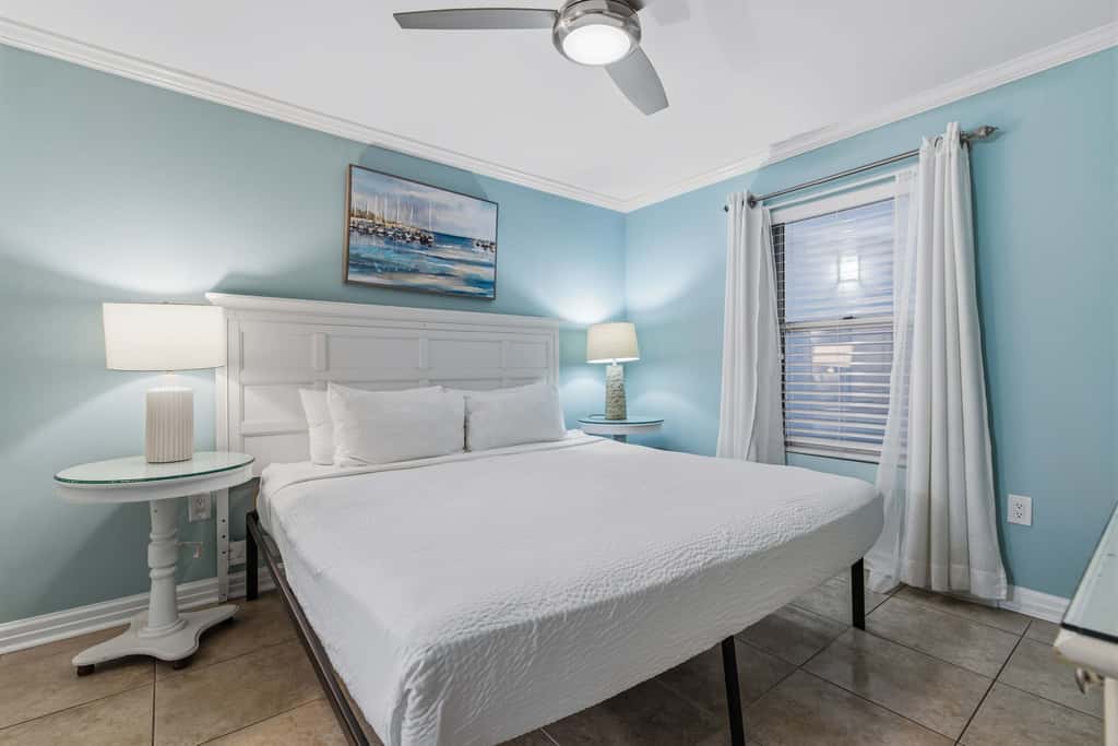 Gulf-front condo with balcony, beach access, pool & hot tub