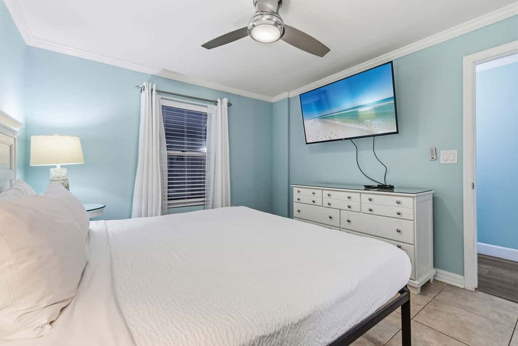 Gulf-front condo with balcony, beach access, pool & hot tub