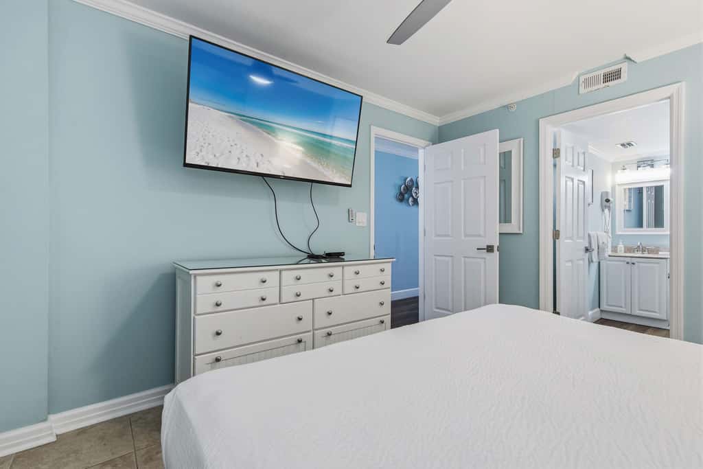Gulf-front condo with balcony, beach access, pool & hot tub