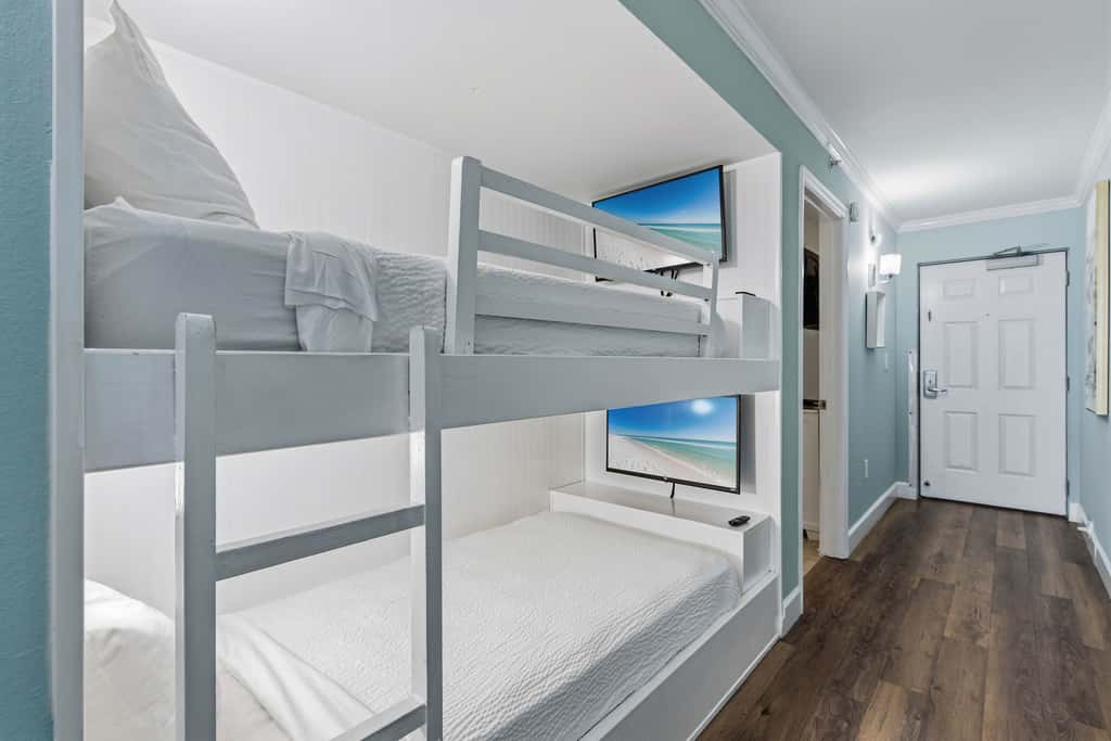 Gulf-front condo with balcony, beach access, pool & hot tub