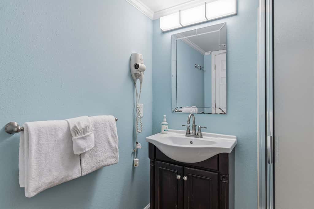 Gulf-front condo with balcony, beach access, pool & hot tub