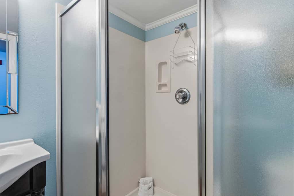 Gulf-front condo with balcony, beach access, pool & hot tub