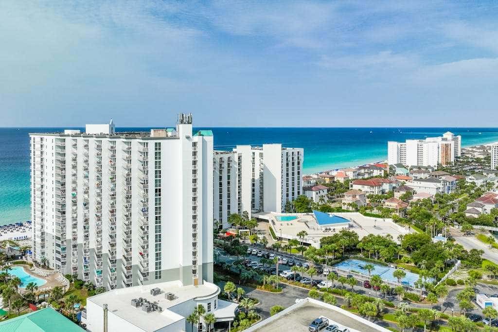 Gulf-front condo with balcony, beach access, pool & hot tub