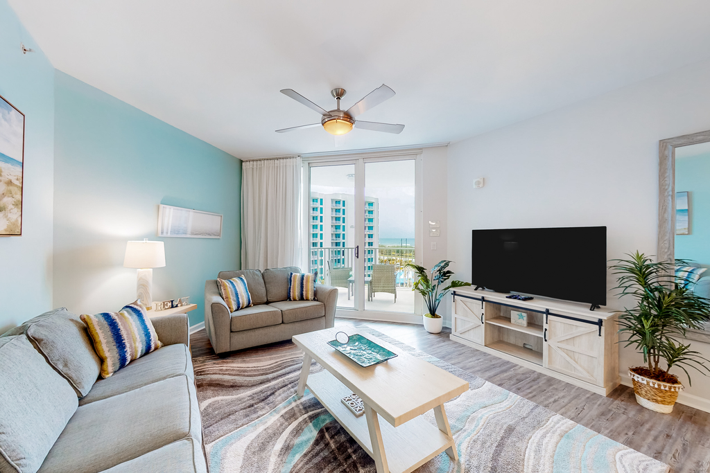 Beachy resort condo with balcony, outdoor pools, hot tub, gym, tennis, AC, & W&D