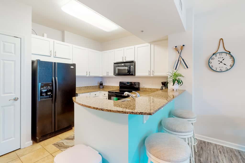 Beachy resort condo with balcony, outdoor pools, hot tub, gym, tennis, AC, & W&D