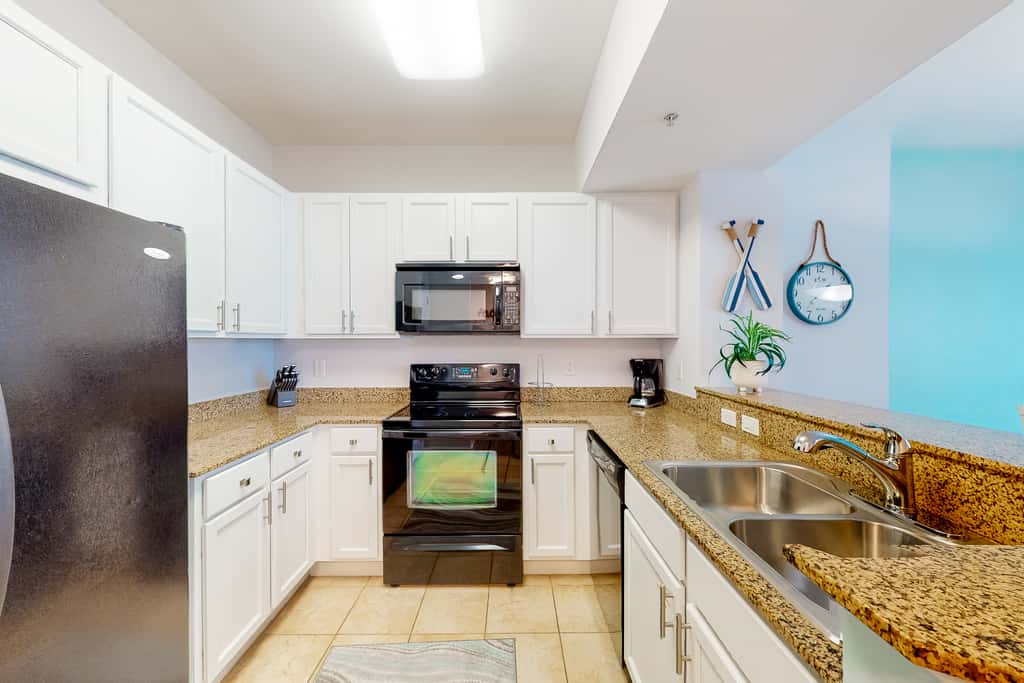 Beachy resort condo with balcony, outdoor pools, hot tub, gym, tennis, AC, & W&D