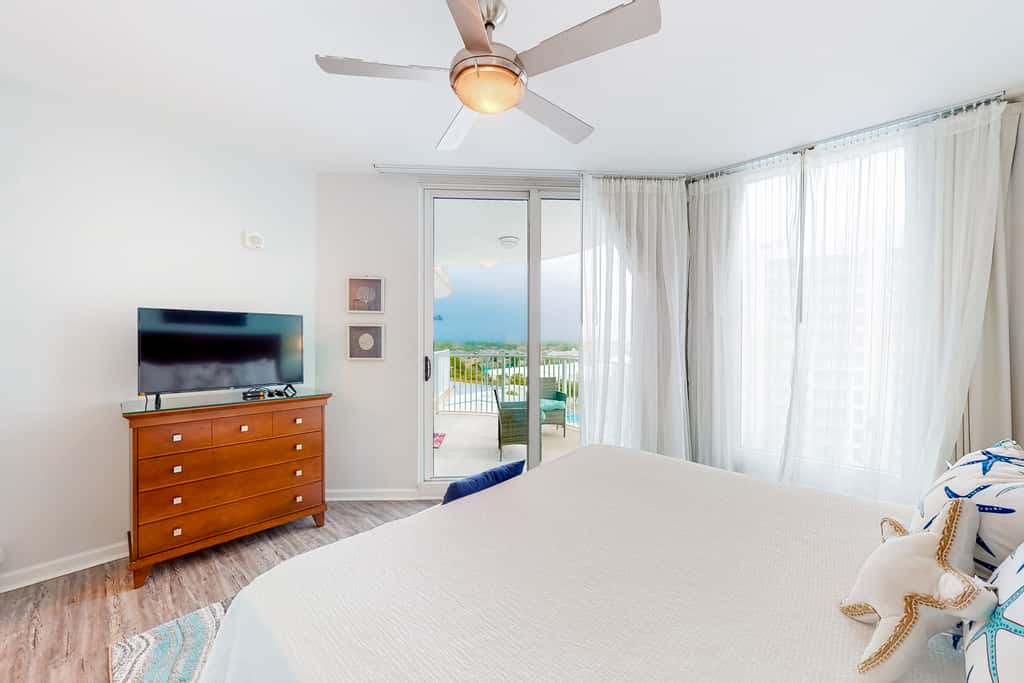 Beachy resort condo with balcony, outdoor pools, hot tub, gym, tennis, AC, & W&D