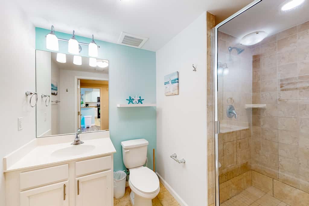 Beachy resort condo with balcony, outdoor pools, hot tub, gym, tennis, AC, & W&D