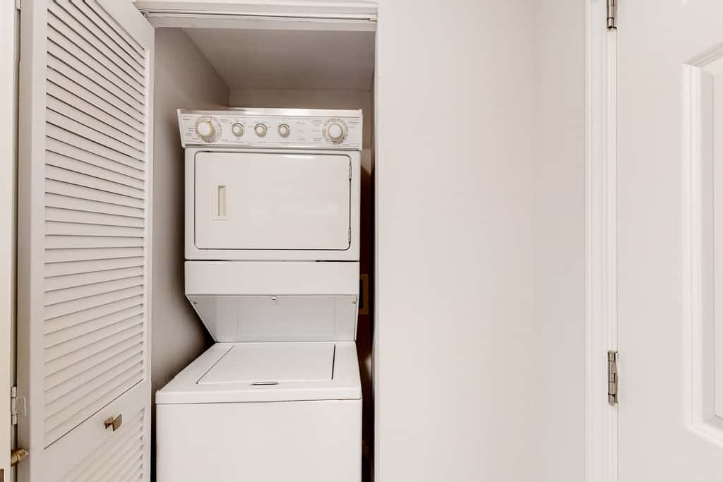 Beachy resort condo with balcony, outdoor pools, hot tub, gym, tennis, AC, & W&D