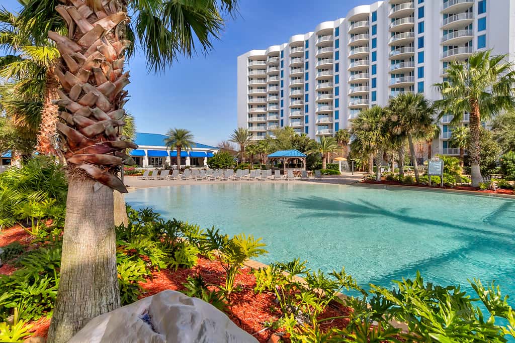 Beachy resort condo with balcony, outdoor pools, hot tub, gym, tennis, AC, & W&D